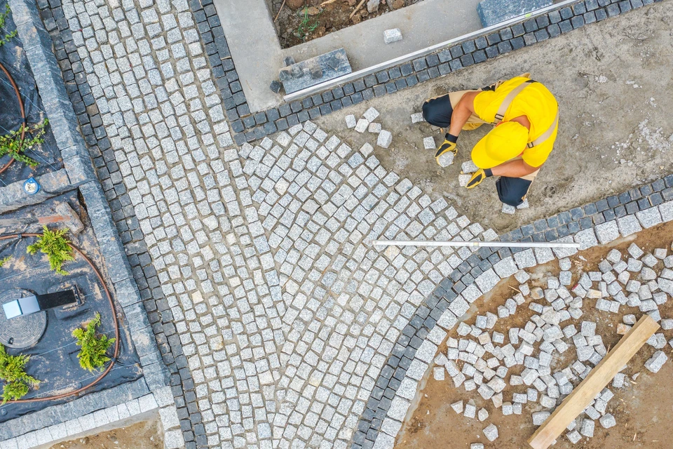 remplissage en métal de la clôture avec une sous-couche de blocs de béton