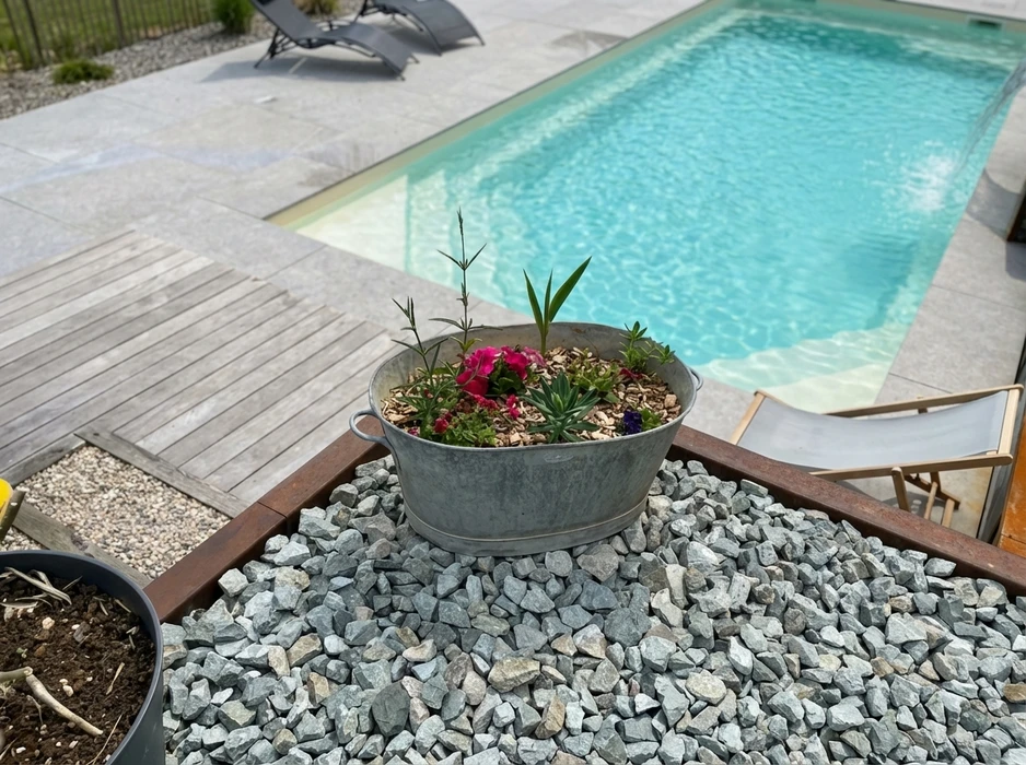 Terrasse extérieure en bois de cèdre rouge, design octogonal à deux niveaux, intégrant un bain nordique rond en bois chauffé au feu (poêle à bois avec cheminée inox)