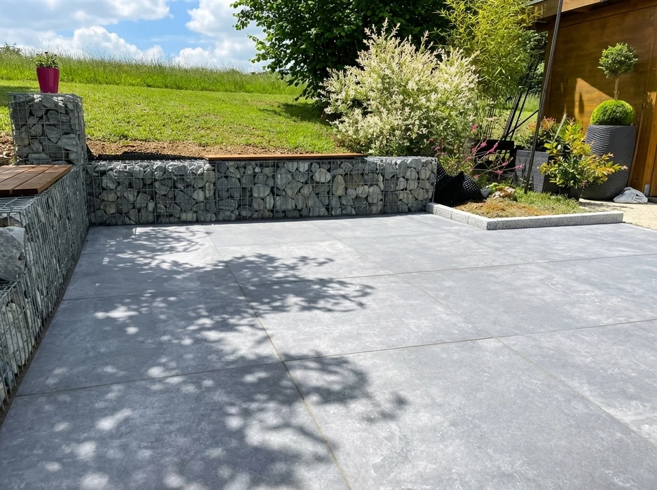 Jardin résidentiel ensoleillé avec piscine rectangulaire enterrée aux eaux turquoise