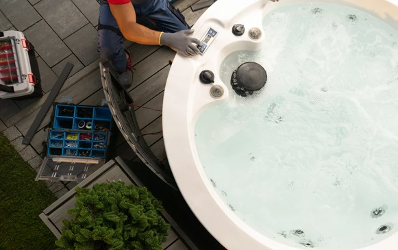 Scène extérieure résidentielle avec piscine creusée ovale à liner bleu, margelles en béton beige