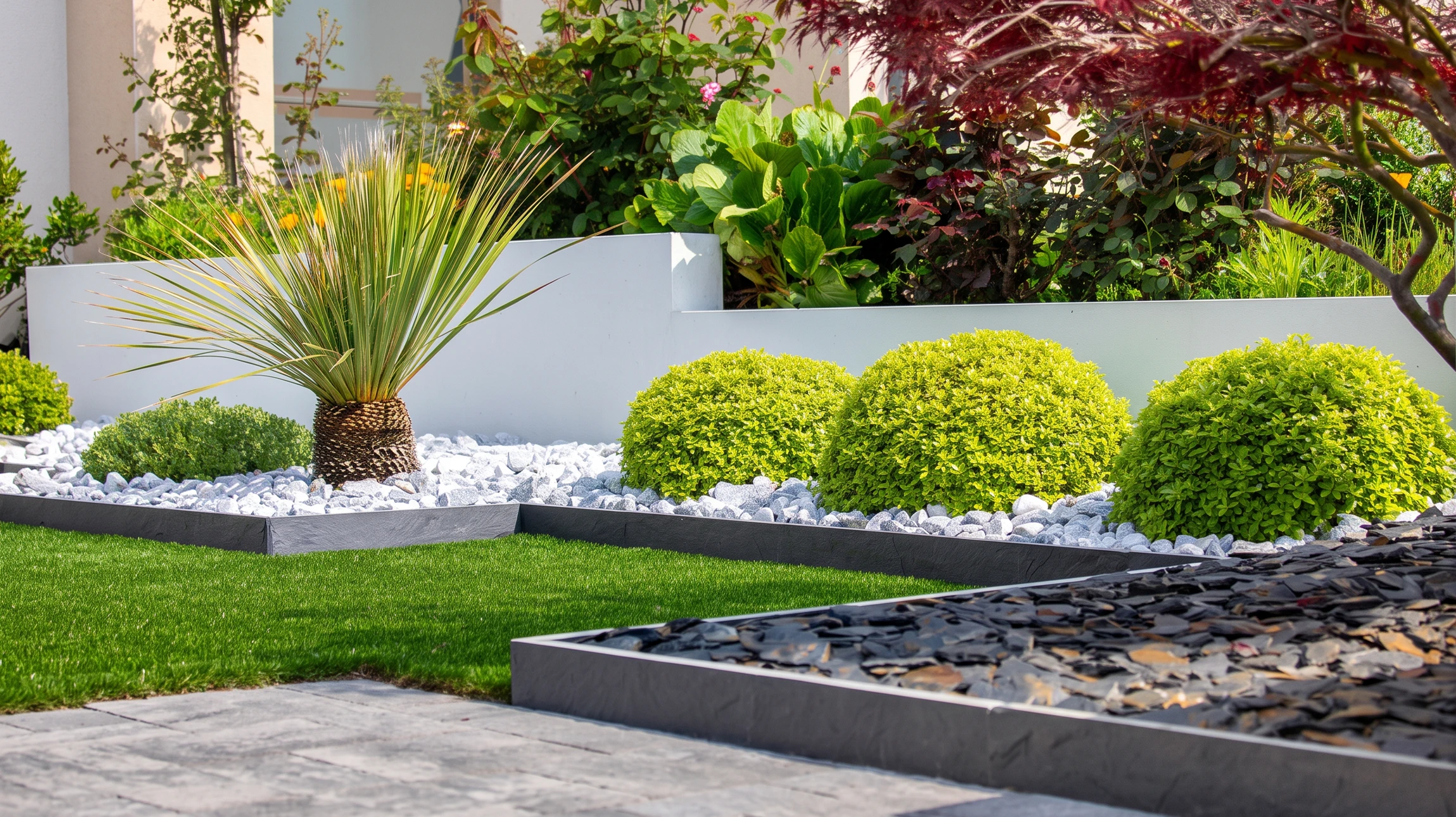 Terrasse extérieure aménagée avec salon de jardin en rotin naturel comprenant deux fauteuils et table basse ronde