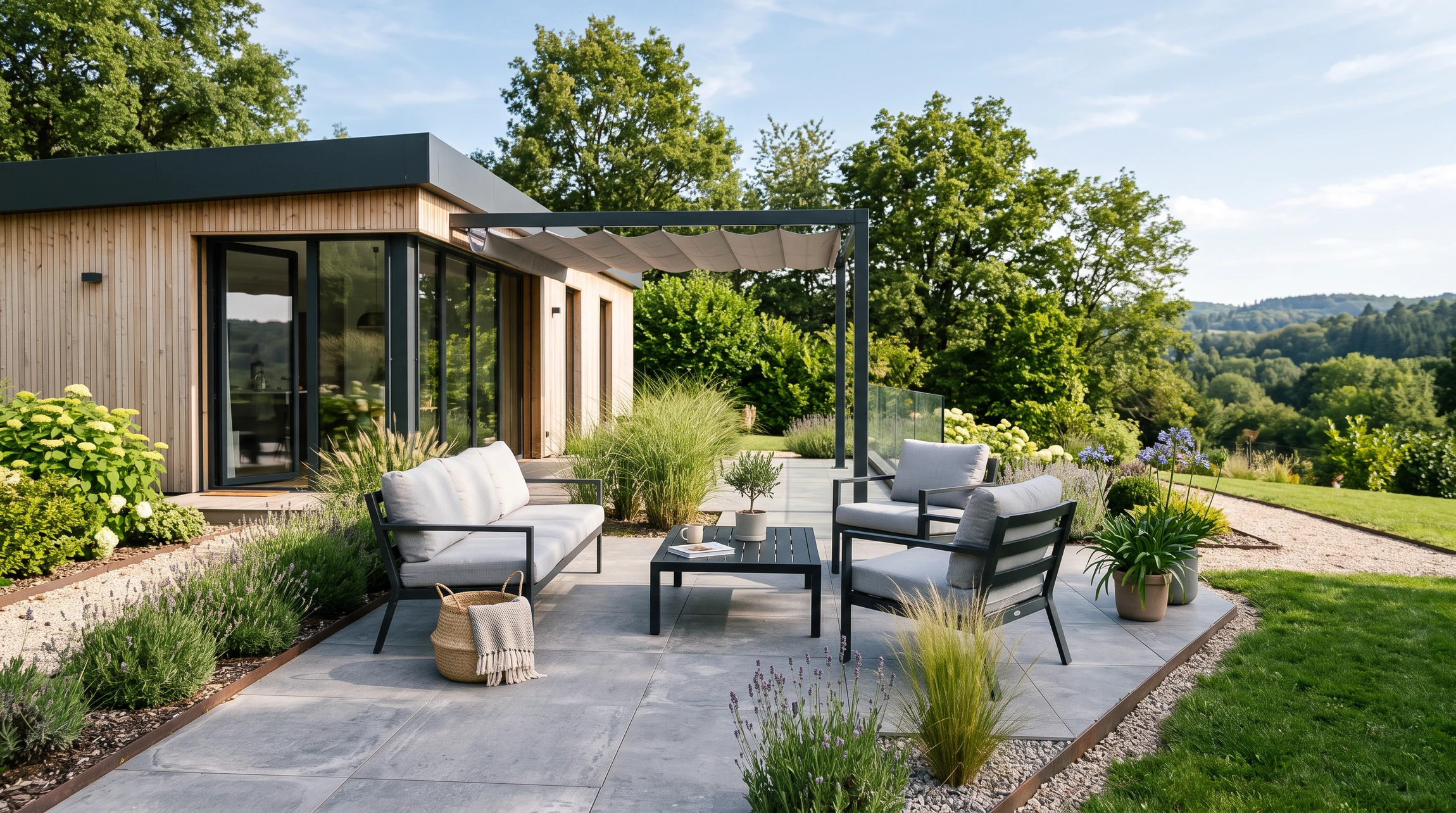 Terrasse extérieure moderne avec dalles en béton gris clair disposées en motif géométrique régulier
